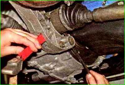 Снятие приводов передних колес