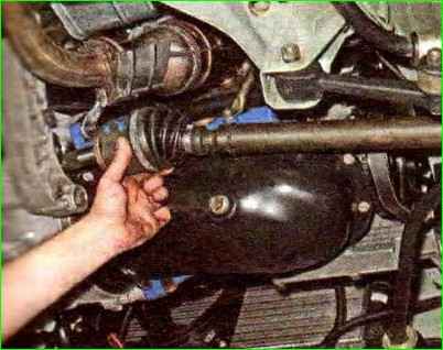 Снятие приводов передних колес