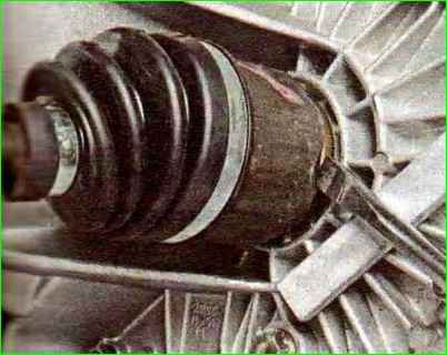 Снятие приводов передних колес