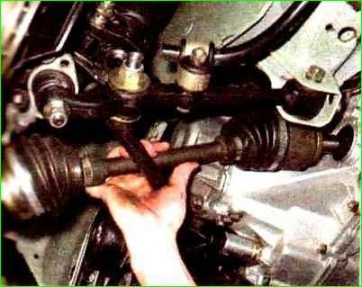 Снятие приводов передних колес