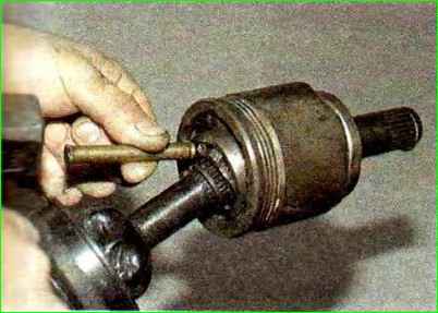 Снятие внутреннего шарнира