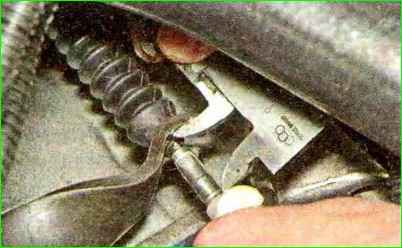 Замена троса привода сцепления