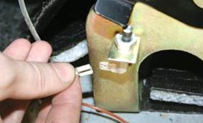 Замена выключателя сигнала тормоза УАЗ Патриот