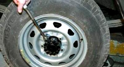 Замена колеса автомобиля УАЗ