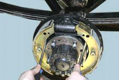 Замена рабочего цилиндра тормозов задних колес УАЗ Патриот