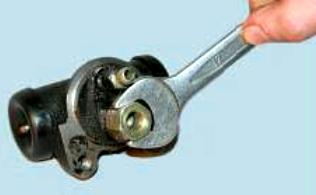 Замена рабочего цилиндра тормозов задних колес УАЗ Патриот