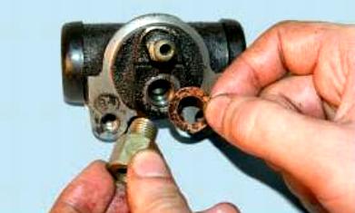 Замена рабочего цилиндра тормозов задних колес УАЗ Патриот