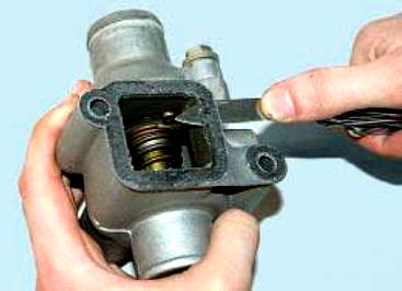 Снятие и установка термостата УАЗ Патриот