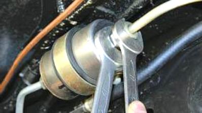 Замена топливного фильтра УАЗ Патриот