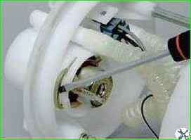 So entfernen Sie das Kraftstoffmodul Lada Kalina