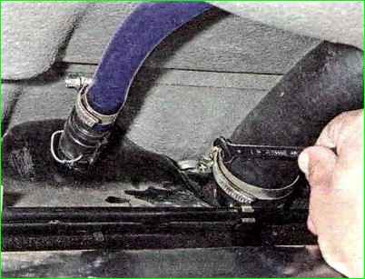 Снятие топливного бака с автомобиля