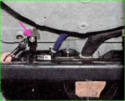 Снятие топливного бака с автомобиля