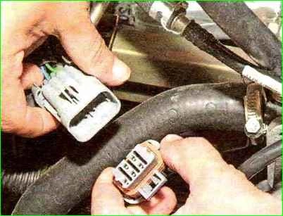 How to remove the fuel rail and check the injectors