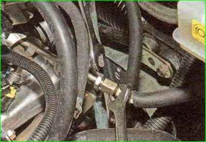 How to remove the fuel rail and check the injectors