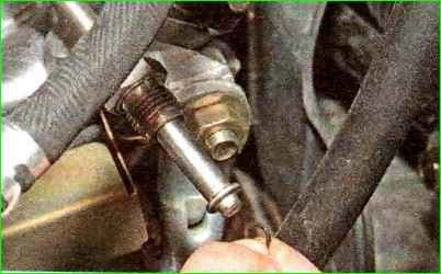 How to remove the fuel rail and check the injectors