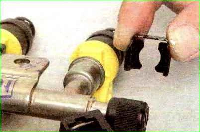 How to remove the fuel rail and check the injectors
