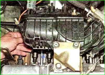 How to remove the fuel rail and check the injectors
