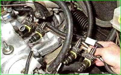 How to remove the fuel rail and check the injectors