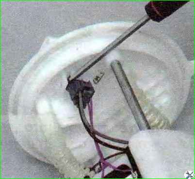 So entfernen Sie das Kraftstoffmodul Lada Kalina