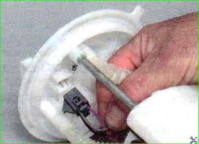 So entfernen Sie das Kraftstoffmodul Lada Kalina