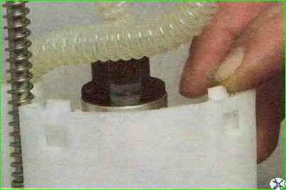 So entfernen Sie das Kraftstoffmodul Lada Kalina