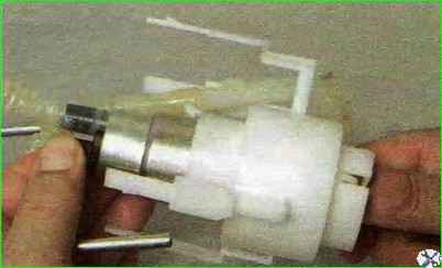 So entfernen Sie das Kraftstoffmodul Lada Kalina