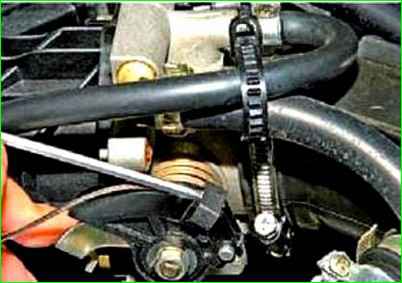 Как заменить трос дроссельной заслонки