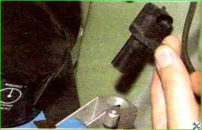 Снятие датчика положения коленчатого вала