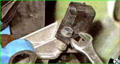 Снятие датчика положения коленчатого вала