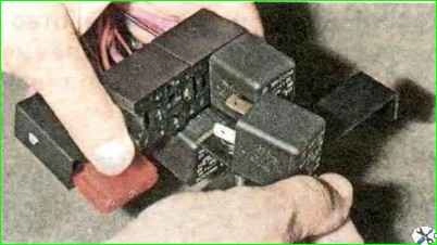 Заміна запобіжників та реле