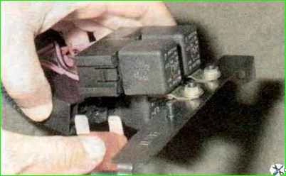 Заміна запобіжників та реле