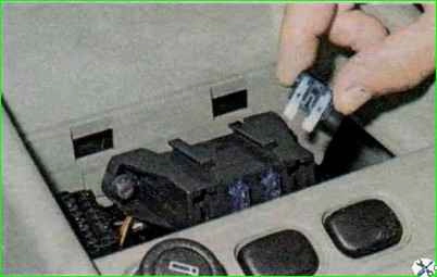 Заміна запобіжників та реле