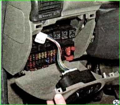 Заміна запобіжників та реле