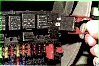 Заміна запобіжників та реле