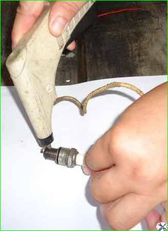 Zündkerzen prüfen und ersetzen