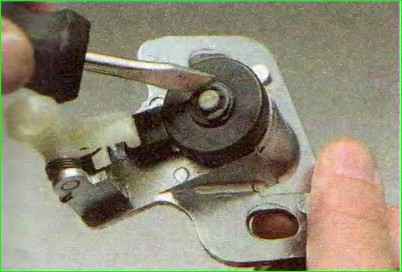 Extracción de la unidad de bloqueo del maletero