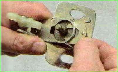 Extracción de la unidad de bloqueo del maletero