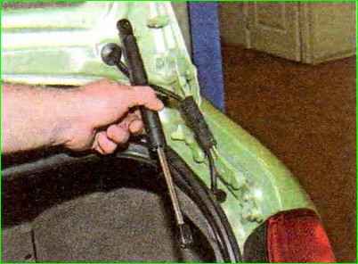 Extracción de los topes de la tapa del maletero