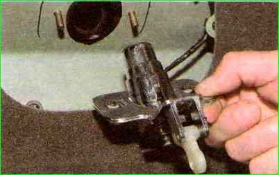 Extracción de la unidad de bloqueo del maletero