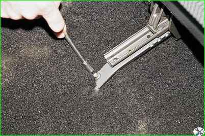 Vordersitz und Schlitten entfernen