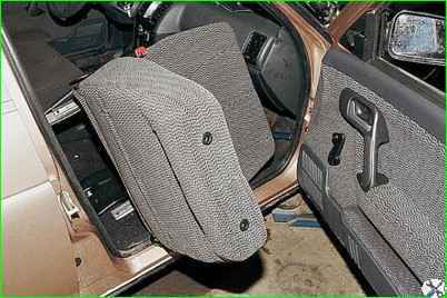 Vordersitz und Schlitten entfernen