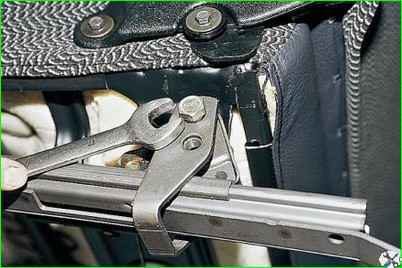 Vordersitz und Schlitten entfernen