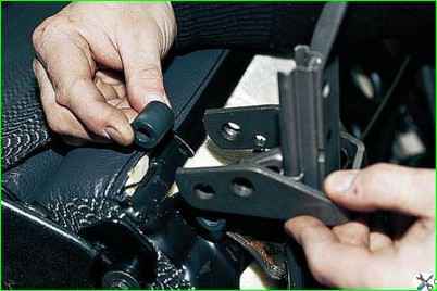 Vordersitz und Schlitten entfernen