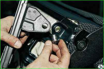 Vordersitz und Schlitten entfernen