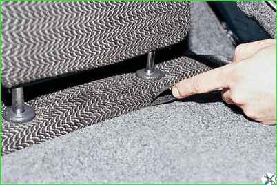 Rücksitz und seine Befestigungsteile entfernen