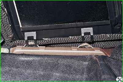 Rücksitz und seine Befestigungsteile entfernen