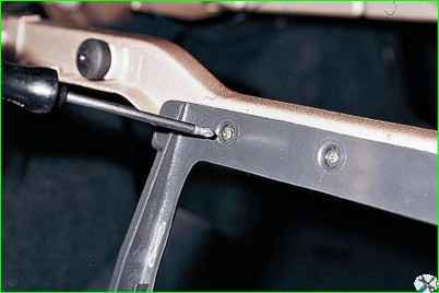 Rücksitz und seine Befestigungsteile entfernen