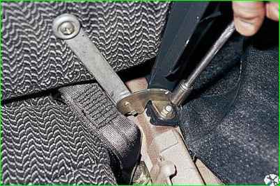 Rücksitz und seine Befestigungsteile entfernen