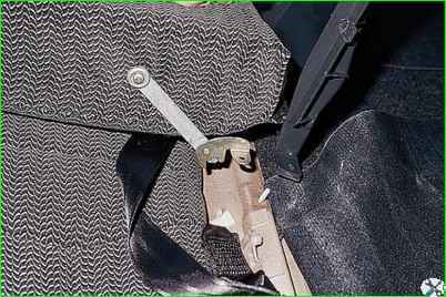 Rücksitz und seine Befestigungsteile entfernen