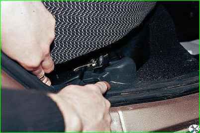 Rücksitz und seine Befestigungsteile entfernen